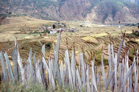 böneflaggor framför by i östra Bhutan