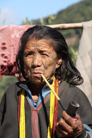 Tatuerad kvinna i liten bergsby, Chin state