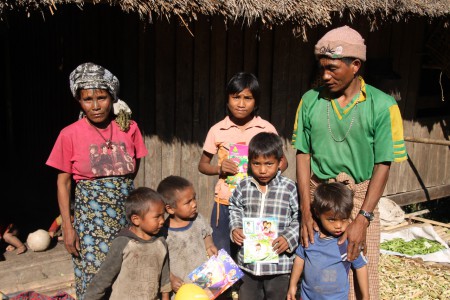 Familj i bergsby, mamman tatuerad, Chin state